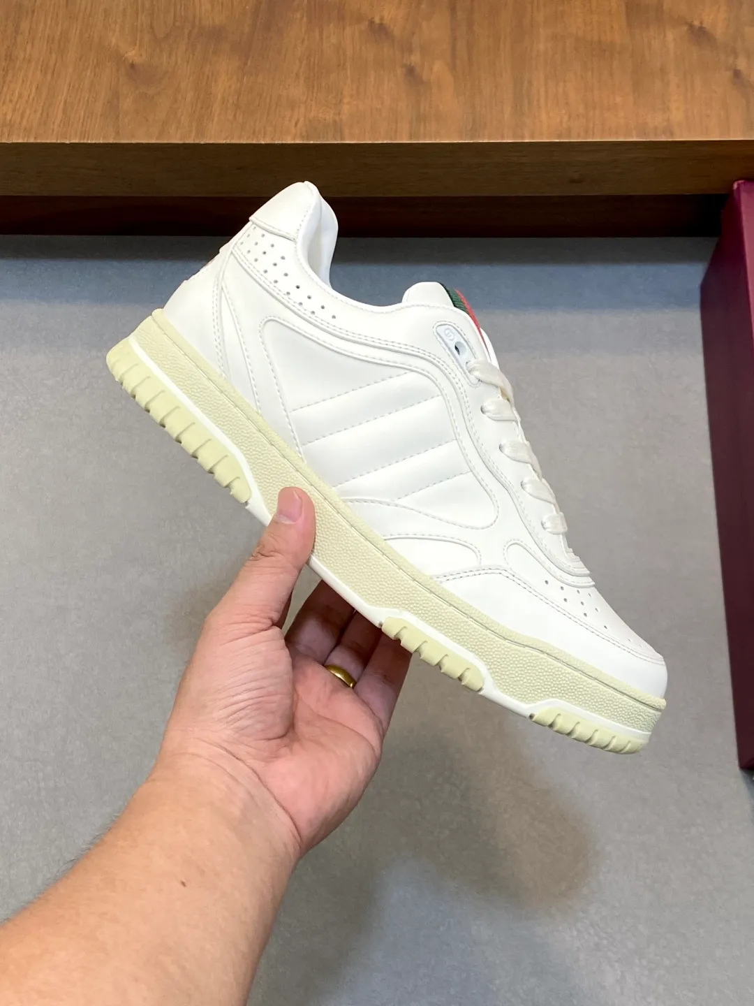 Men's Shoes 💰660 𝐆𝐮𝐜𝐜𝐢 𝐑𝐞-𝐖𝐞𝐛 As the first sneaker created by Sabato De Sarno for Gucci, the Re-Web series reinterprets the brand's classic stripes and sets off the modern silhouette design with bold and unique details. These shoes are crafted from white leather. This new sneaker is ingeniously decorated with many of the brand's classic details, and is equipped with a bright red and green webbing tongue, which will make people fall in love at first sight. White leather treated with a special process for softness and luster, with an embossed grainy texture. Script Gucci logo and interlocking G web label with Interlocking G and script Gucci logo. Rubber outsole with interlocking G detail eyelets. Web tongue. Size: 39-44 (customized for sizes 38 and 45)